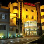 نمای بیرونی هتل آرامش در شب