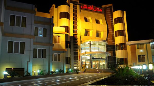 نمای بیرونی هتل آرامش در شب