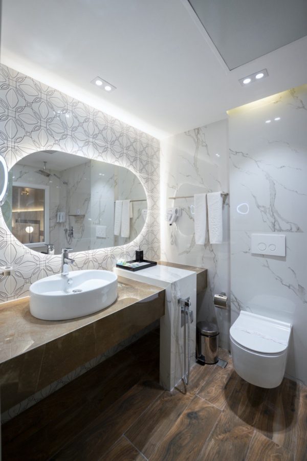 هتل آسمان کیش سرویس بهداشتی اتاق‌ها