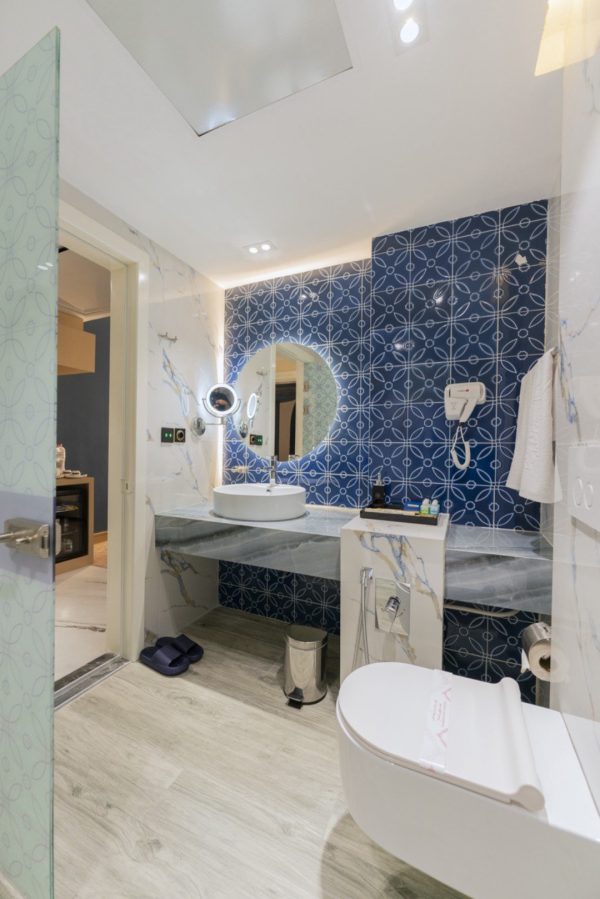 هتل آسمان کیش سرویس بهداشتی اتاق‌ها